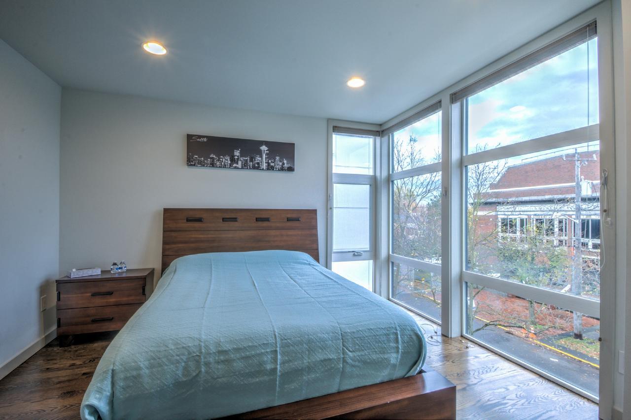 Modern Home With Rooftop Oasis Seattle Eksteriør billede